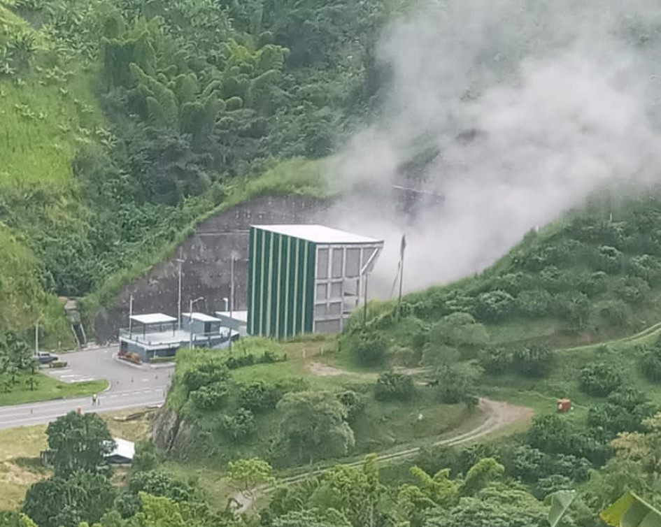 carro incendio Túnel Tesalia