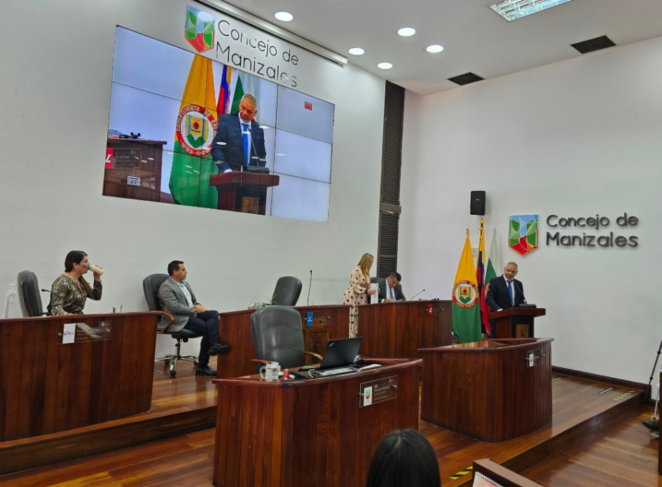 Luis Gonzalo Valencia, presidente del Concejo de Manizales, en su discurso de clausura del segundo periodo de sesiones ordinarias. Asiste el alcalde, Jorge Eduardo Rojas.