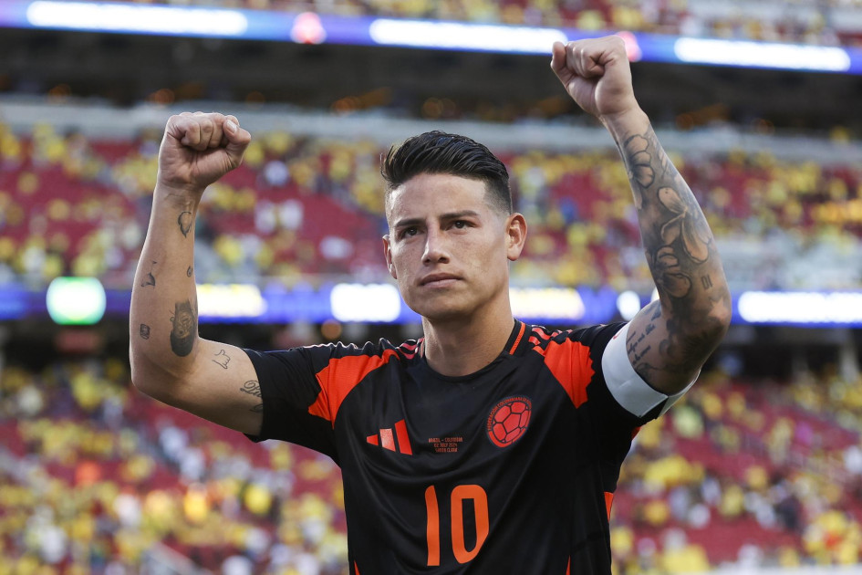 El mediocampista colombiano James Rodríguez sale del campo con los brazos en alto al final del partido de fútbol del grupo D de la Conmebol Copa América 2024 entre Brasil y Colombia, en Santa Clara, California (EE.UU).