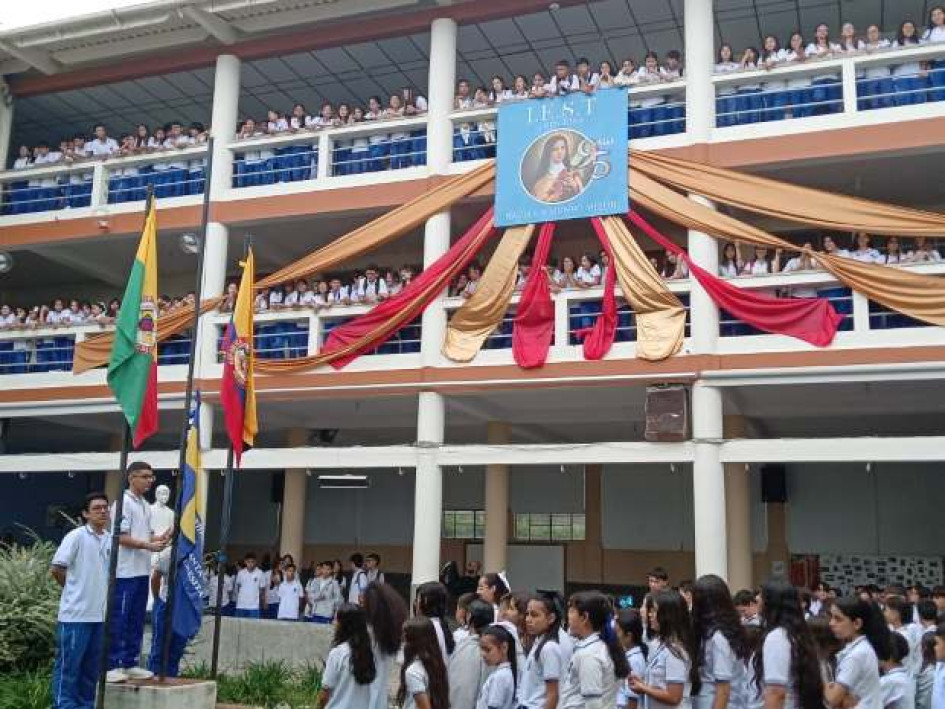 Los himnos los cantaron desde los balcones del Santa Teresita, institución que llegó a 95 años.