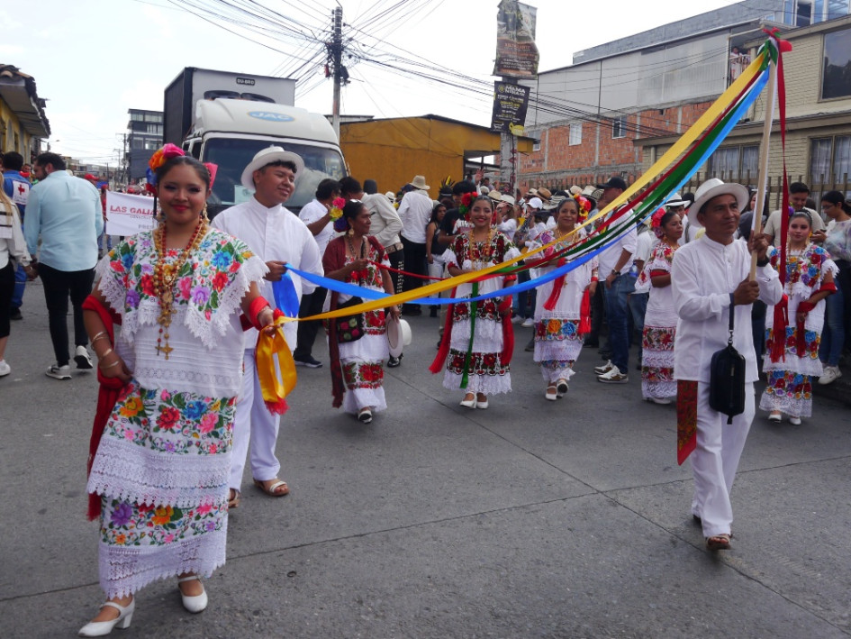 La delegación de Playa del Carmen (México) participó en el desfile de carrozas de la Feria de la Horticultura de Villamaría. Mostraron sus danzas.