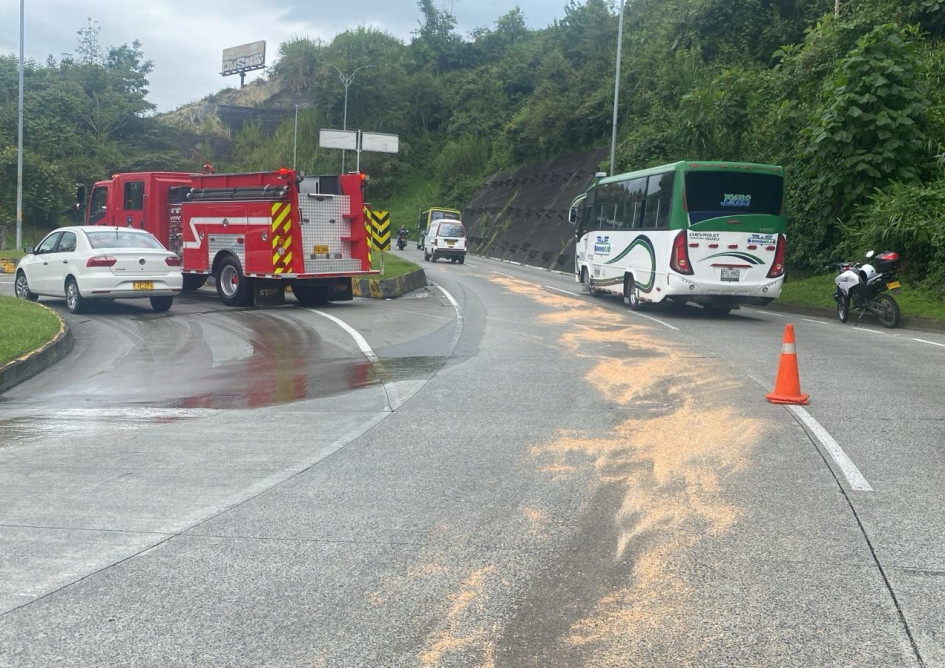 En este punto de la avenida Alberto Mendoza está el derrame de ACPM.