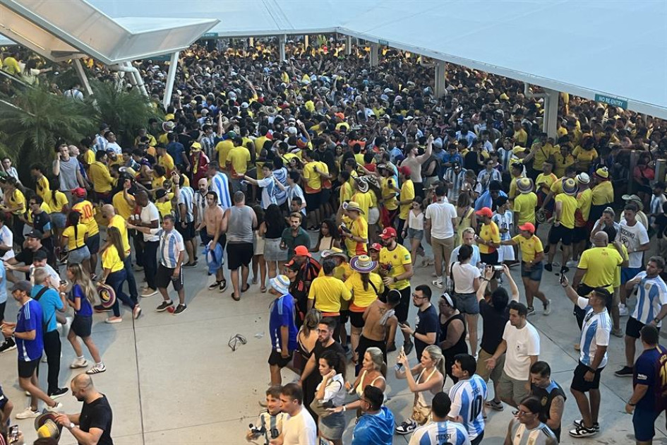 Aficionados ingresaron sin control al estadio Hard Rock este domingo previo a la final de la Copa América, en Miami (Estados Unidos). Las autoridades investigan los fallos que propiciaron el caos.