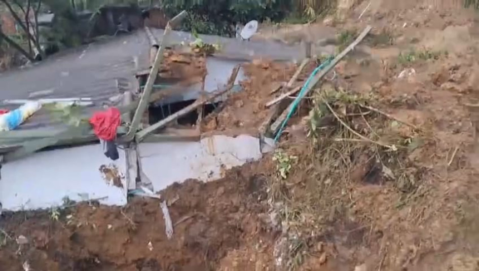 Un derrumbe sepultó una casa entre Norcasia y Samaná, una persona falleció. 