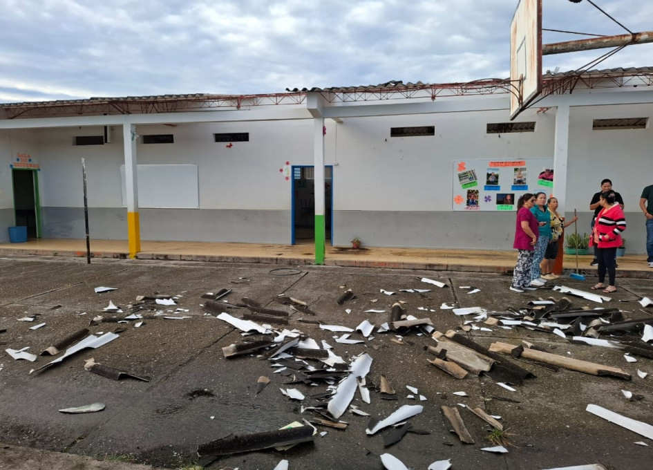 Dos salones de clase del colegio rural El Trébol, de Chinchiná, sufrieron en la madrugada de este lunes destechamiento parcial por un vendaval. La Alcaldía de Chinchiná atiende la emergencia y hace reparaciones en la infraestructura dañada. 