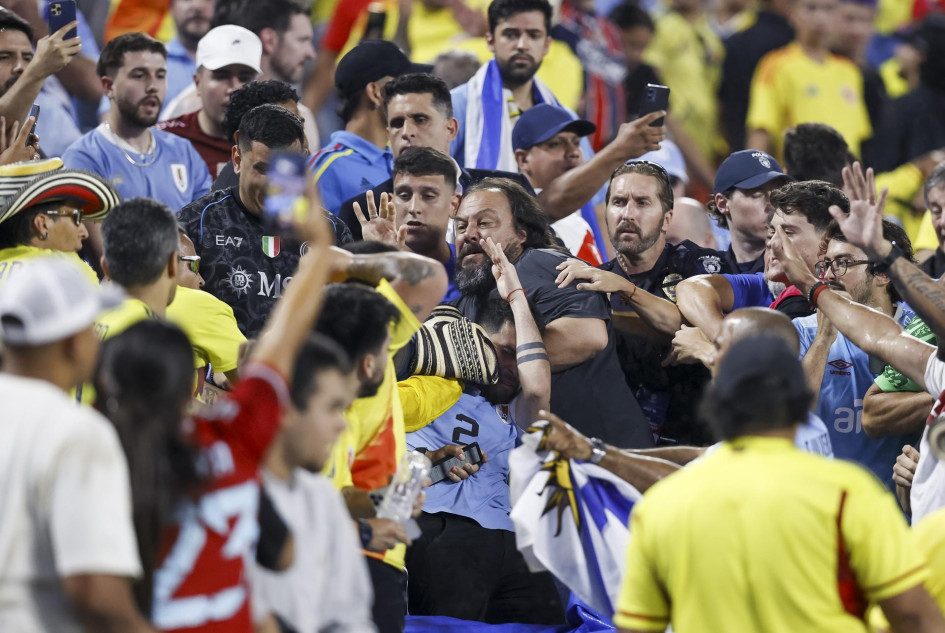 Las gradas del Bank of America Stadium se volvieron escenario de una pelea entre futbolistas de la selección uruguaya y aficionados de la colombiana.