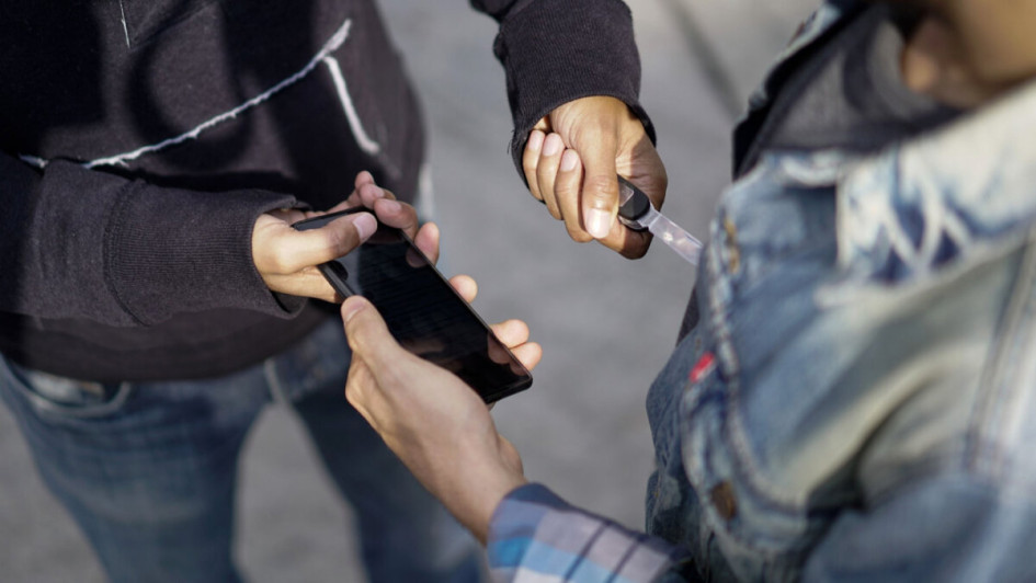 Los delincuentes utilizaron un arma cortopunzante para hurtarle un celular a una menor de edad.