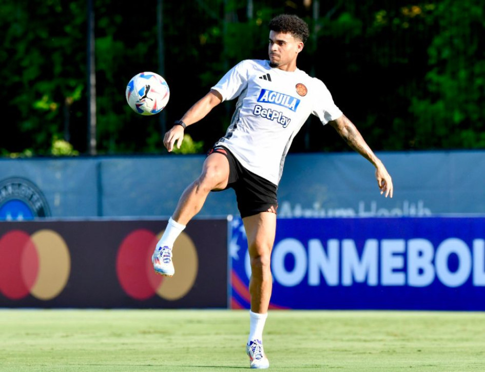 al extremo del Liverpool Luis Díaz.