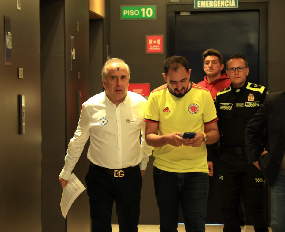 Hace 17 meses (22 febrero del 2023) se levantó el paro de taxistas luego de horas de diálogo entre el entonces ministro de Transporte, Guillermo Reyes (izq.), y Julián Osorio, representante del gremio de los taxistas.