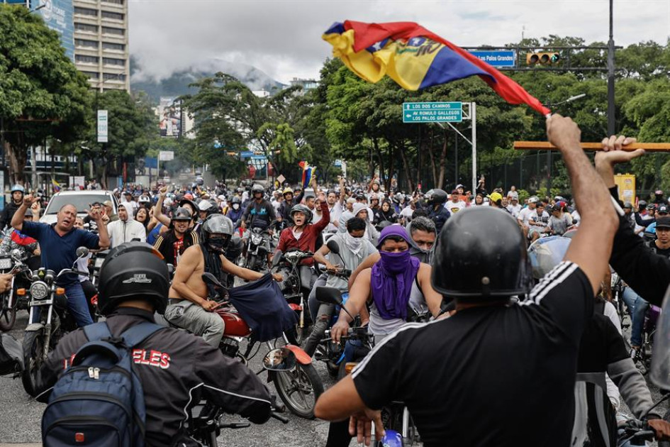 Personas recorren las calles en motocicletas durante una protesta por los resultados de las elecciones presidenciales este lunes, en Caracas (Venezuela).