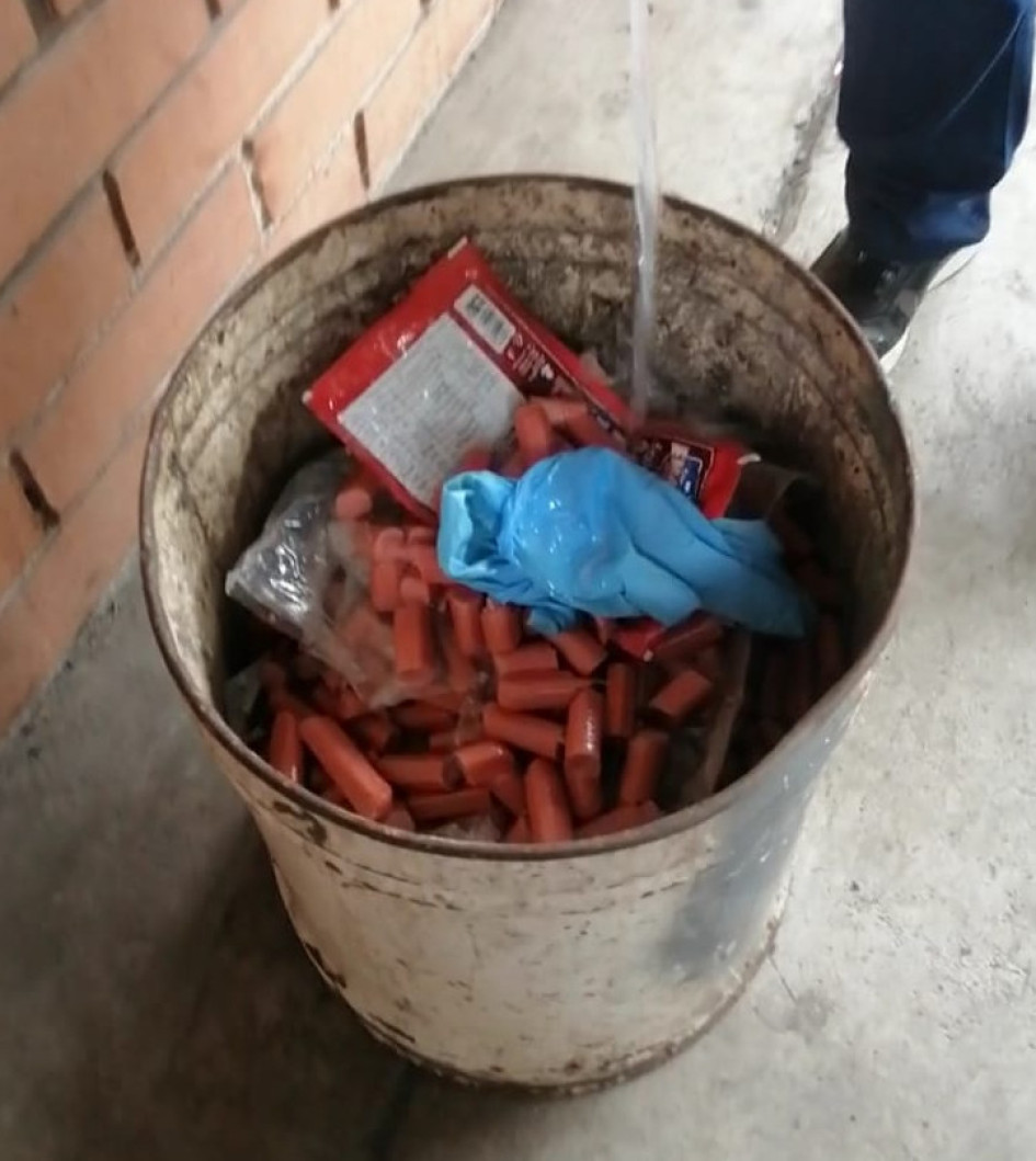 Los funcionarios de la Alcaldía de Manizales destruyeron las salchichas vencidas.