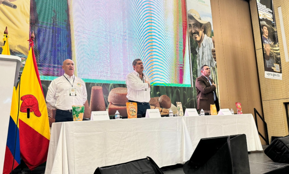 El sector panelero es el segundo más importante del país, pero se enfrenta a grandes retos para su producción. Carlos Mayorga (izq), Ricardo Palacio (cen), Mayor General (r) Juvenal Díaz Mateus (der)