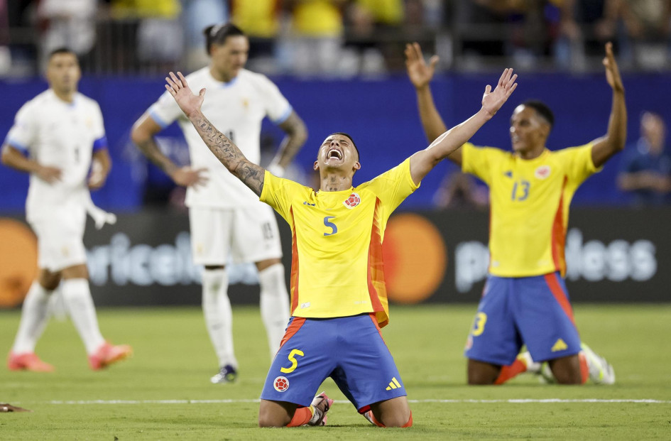 Kevin Castaño (c) y Yerry Mina (d) celebraron de rodillas la clasificación de Colombia a la final de la Copa América.