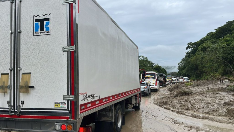 En la vía Manizales - Medellín se habilitó el paso a un carril en el sector El Indial, luego de estar cerrada por derrumbe.