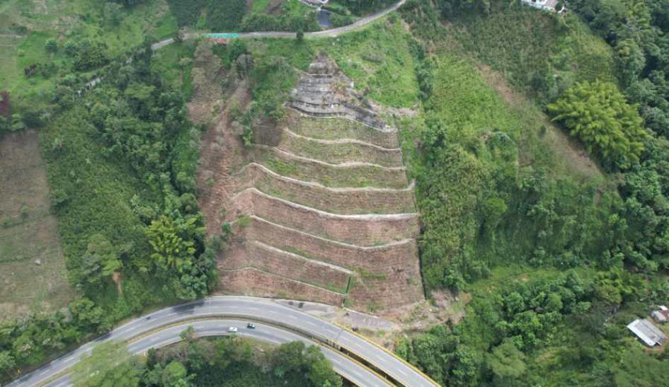 Fotos | Cortesía Autopistas del Café | LA PATRIA  Este es el terreno contiguo a los viaductos de la Estampilla en donde siembran café. Ingenieros de la concesión realizan inspecciones en el área para prevenir deslizamientos.