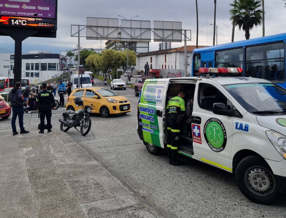 Accidente de tránsito en el que se vieron involucradas una moto y una menor de edad que resultó lesionada.