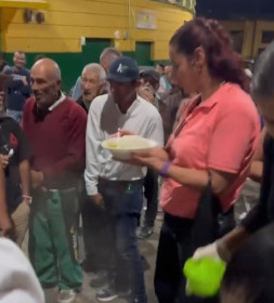 La Fundación Ángeles Nocturnos alimenta todos los miércoles a unas 300 personas, pero denunció que su labor se vio perturbada por las condiciones de las autoridades.