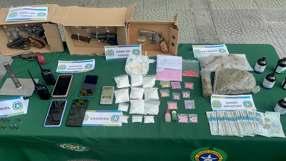 Armas, estupefacientes, material de empaque y municiones, elementos incautados en el operativo.