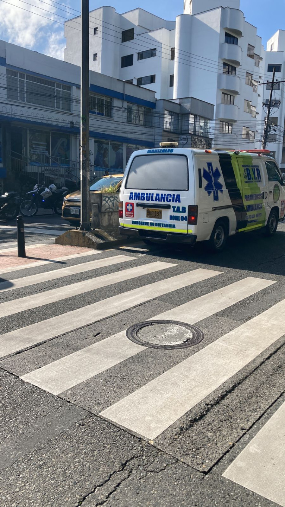 Accidente de tránsito de una moto que es colisionada por otra. Un lesionado.