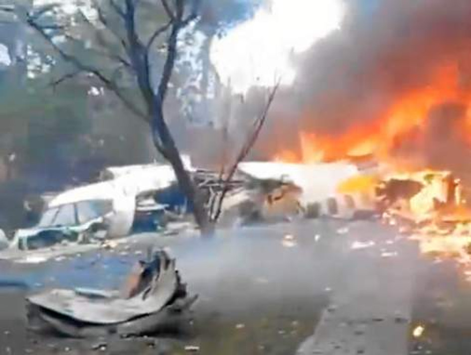 Foto | EFE | LA PATRIA Testigos dijeron que escucharon un estruendo antes de ver la caída del avión. El accidente desencadenó un incendio.