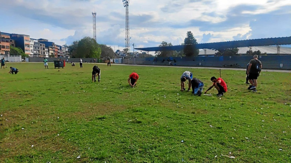 La Empresa de producción del evento musical que se realizó en el estadio municipal parece que no se fijó en dejar el escenario en las condiciones que lo encontró.