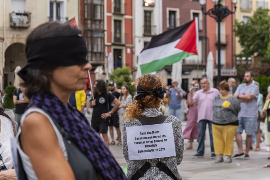 Algunas personas hicieron un performance en solidaridad con Palestina. La puesta en escena fue en la Plaza del Mercado de Logroño (España).
