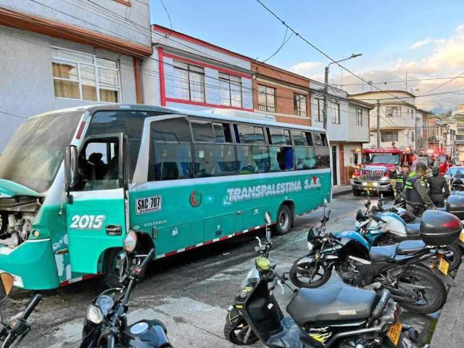 Así quedó el bus que se incendió cuando transportaba 30 estudiantes y una docente.