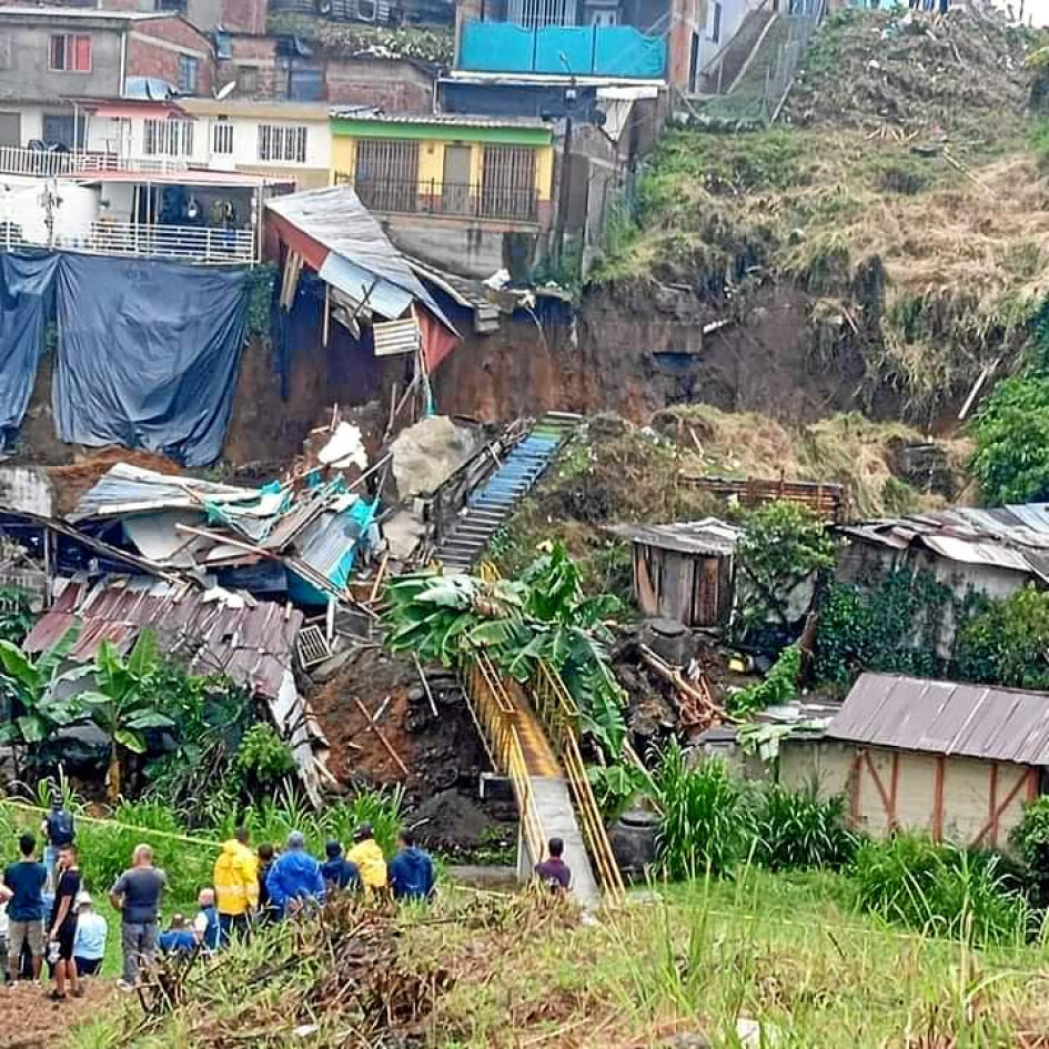 La emergencia se presentó ayer a las dos de la tarde cuando arreciaba un aguacero, dijeron los vecinos.
