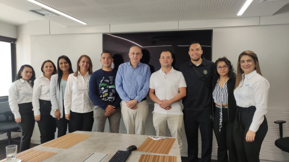 Cinco tecnólogos en electricidad industrial de Confa, listos para volar a Alemania