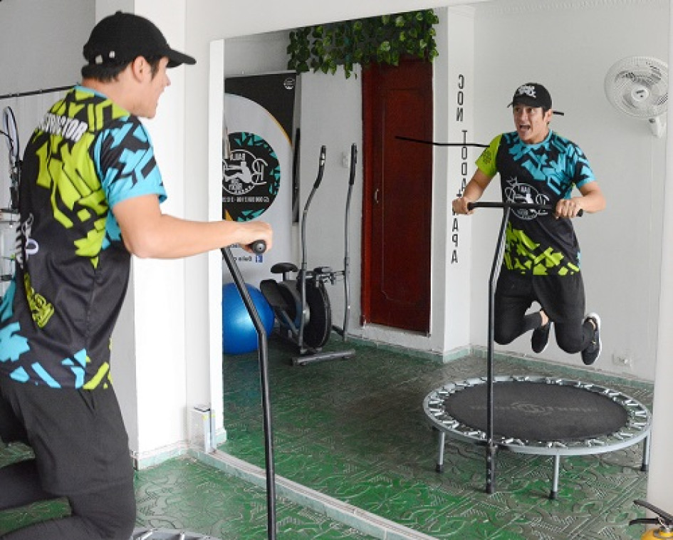 Ricky en sus clases usa un trampolín con el que les hace quemar calorías a sus clientes y a estar en forma. 