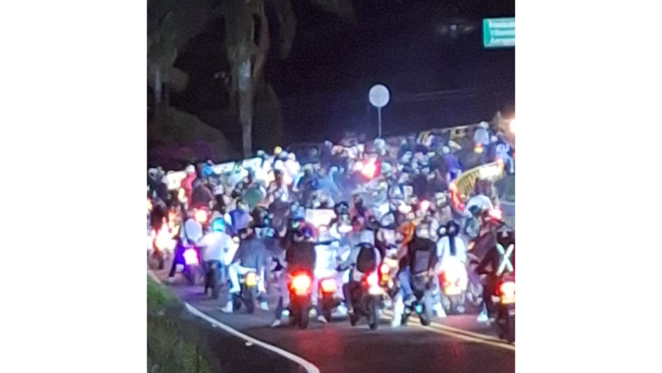 Las motos se ubicaron en el sector de la Estación Uribe y bloquearon la salida de Manizales en la noche de este sábado.