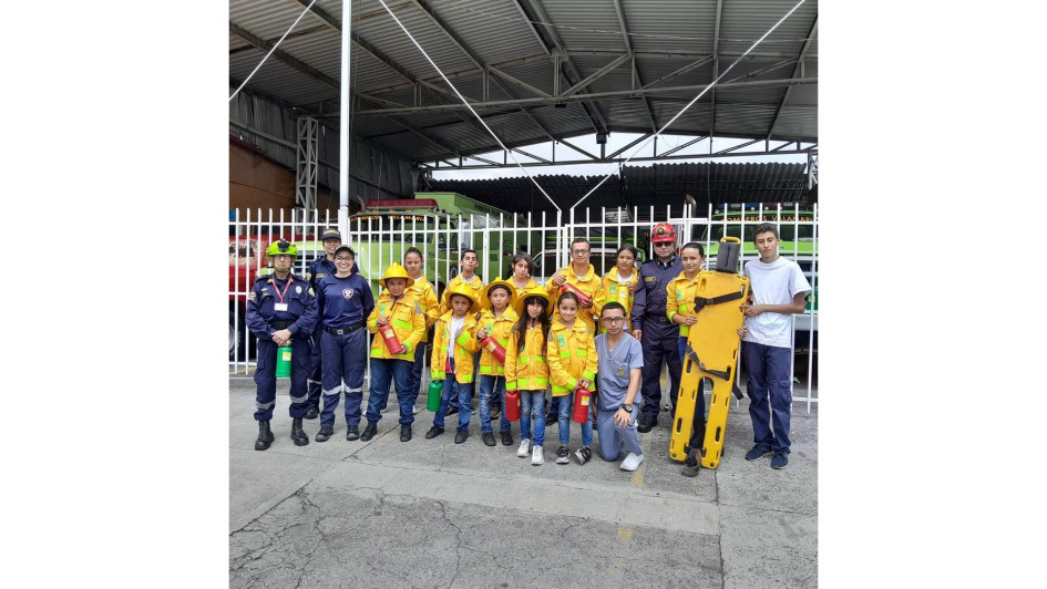 El grupo de bomberitos en el Cuerpo de Bomberos Voluntarios de Villamaría.