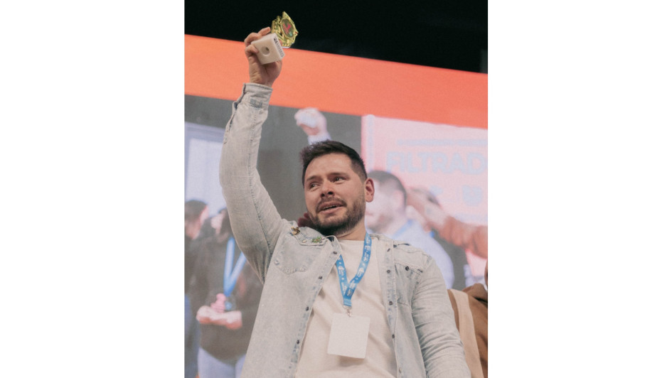 Michael Torres Suárez alzando el trofeo que lo ubica como el ganador de la competencia.