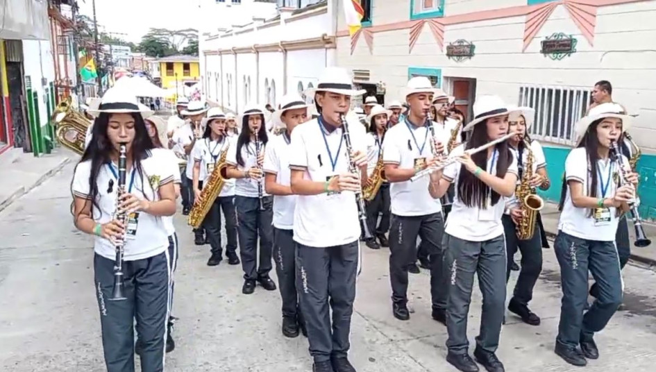 Las bandas desfilaron por las calles de San José.