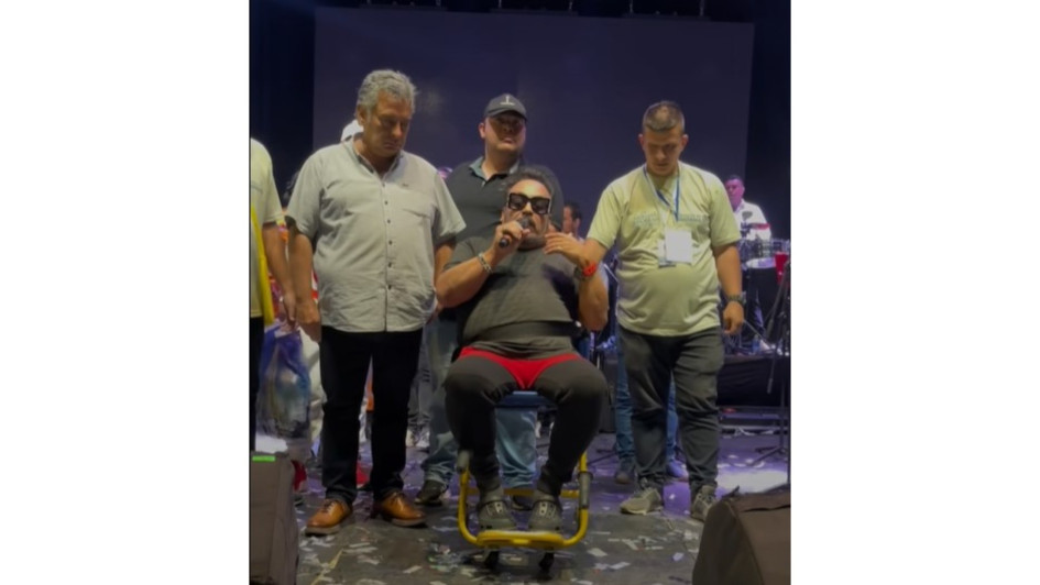 El artista puertorriqueño le pidió disculpas a los asistentes por no poderse presentar. 