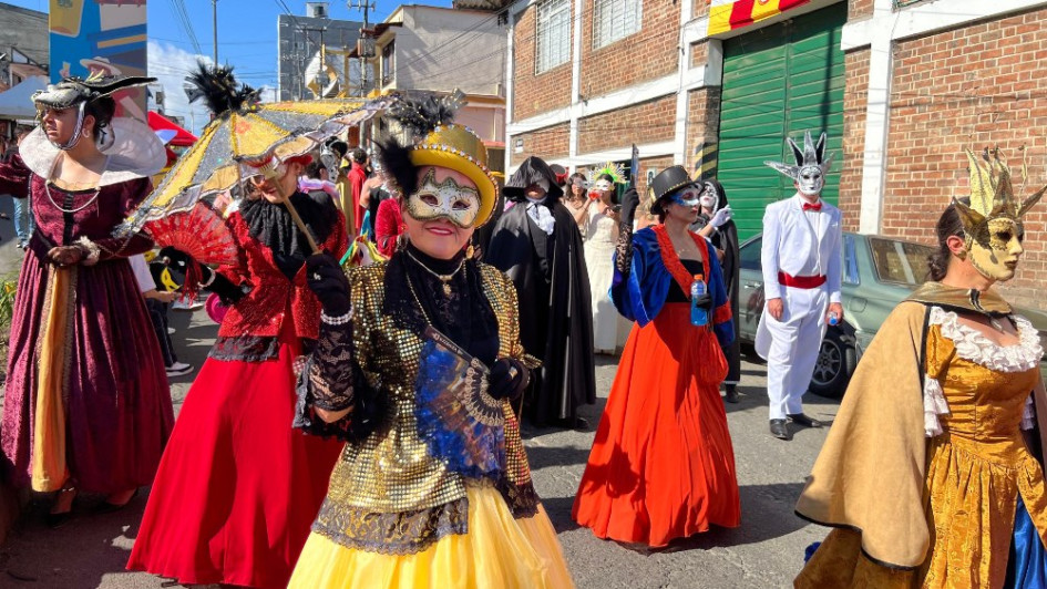 El color de las comparsas brilló en el día soleado en Anserma. 