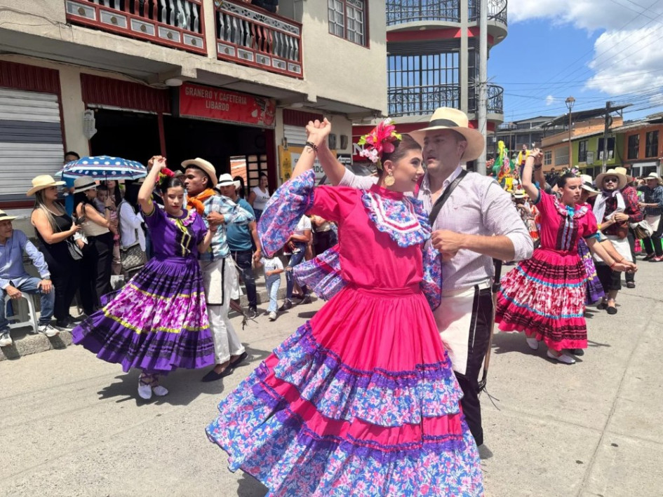 El desfile se desarrolló este domingo en las calles de Aguadas. 