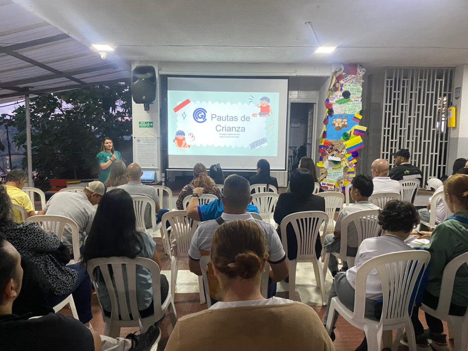 Las Escuelas de Padres son convocadas periódicamente con el objetivo de abordar temas que involucran a niños y jóvenes.