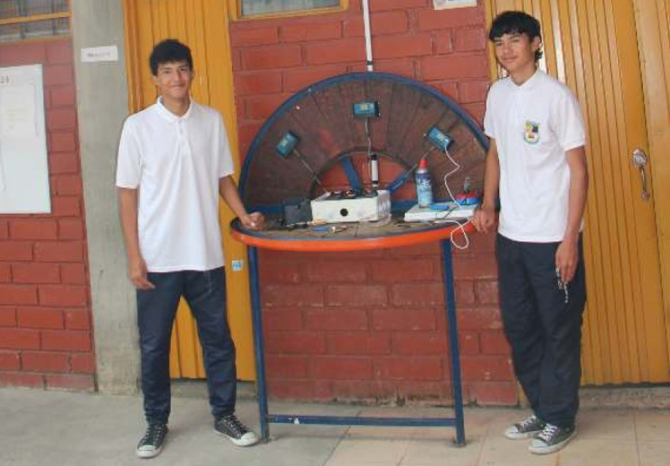 Fredy Josué y Cristian David Salas presentan en Cartagena su proyecto de energías renovables o energías limpias.