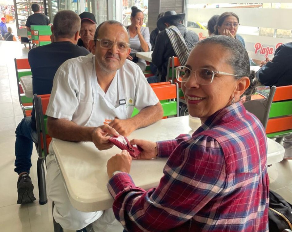 El padre durante la entrega de la billetera a su dueña.