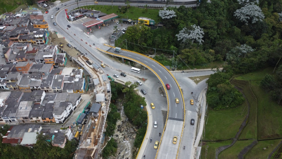 El vaciado de concreto en el puente 2 del intercambiador vial de Los Cedros causará el cierre total de una vía del sector en tres días no consecutivos. Conozca algunas rutas alternas.