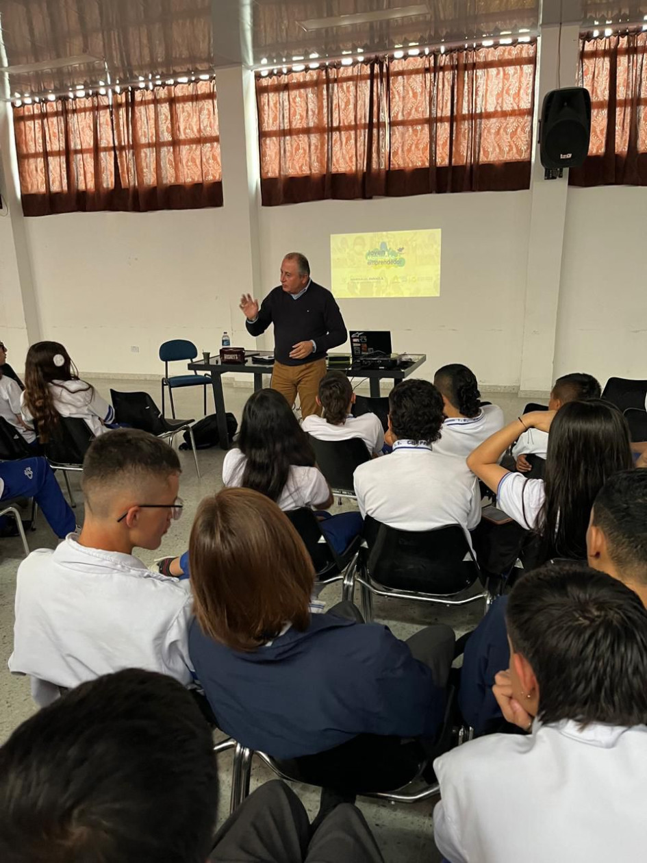 Jairo Giraldo Hoyos, visitó la Institución Educativa Instituto Chipre. 