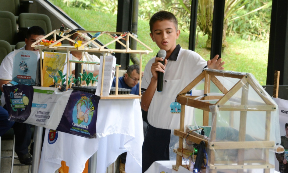 89 instituciones educativas rurales de Caldas recibieron kits de robótica, módulos, guías y material pedagógico. Jhon Jaider Serna Posada, del colegio Jerónimo de Tejelo de Anserma, expuso el proyecto de riego automatizado.