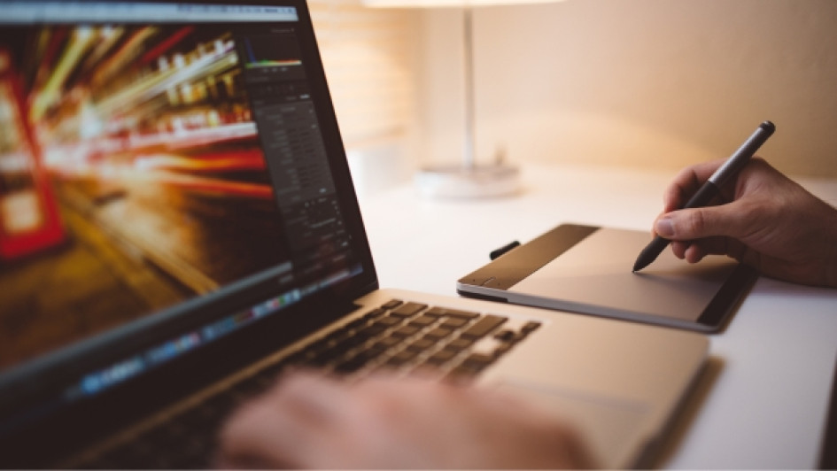 Persona editando una foto en un computador