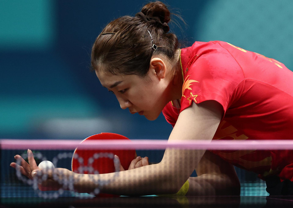 Meng Chen de China, actual campeona olímpica, en acción contra Yubin Shin de Corea del Sur en su partido semifinal femenino de las competiciones de tenis de mesa en los Juegos Olímpicos de París 2024, en el South Paris Arena de París, Francia, este viernes 2 de agosto.