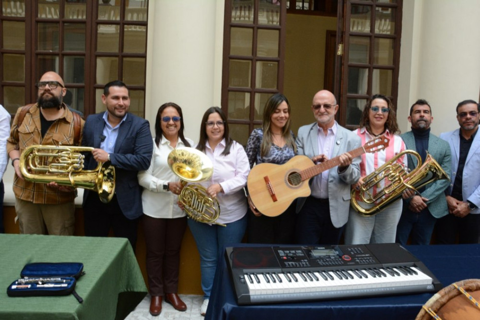 Diputados, rectores y maestros de las instituciones educativas del departamento asistieron a la entrega de instrumentos.