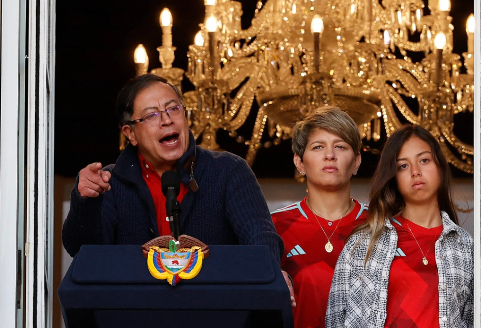 El presidente de Colombia, Gustavo Petro, habla acompañado por la primera dama, Verónica Alcocer, y su hija Antonella (d), en una fotografía de archivo. EFE/ Mauricio Dueñas Castañeda
