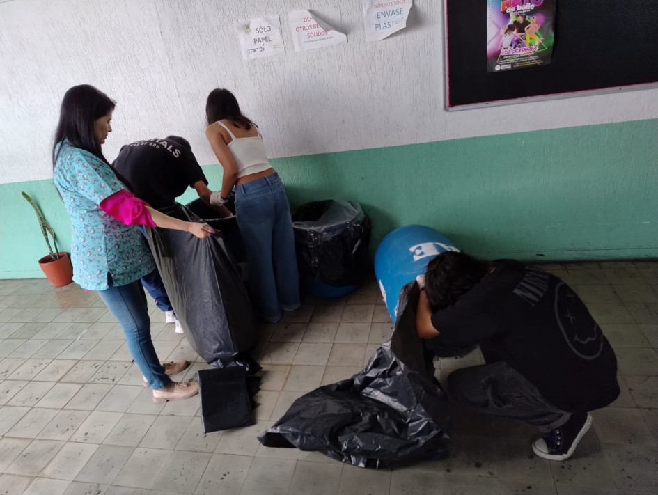 Adriana Ospina, docente de Ciencias Naturales, en compañía de estudiantes, durante una actividad de reciclaje.