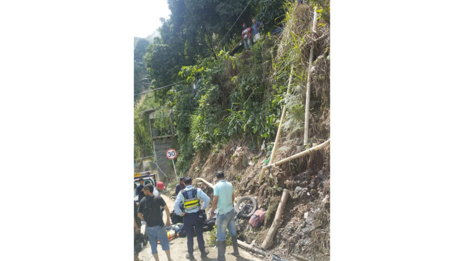 El motociclista rodó por una ladera en el barrio El Seis de Marmato.