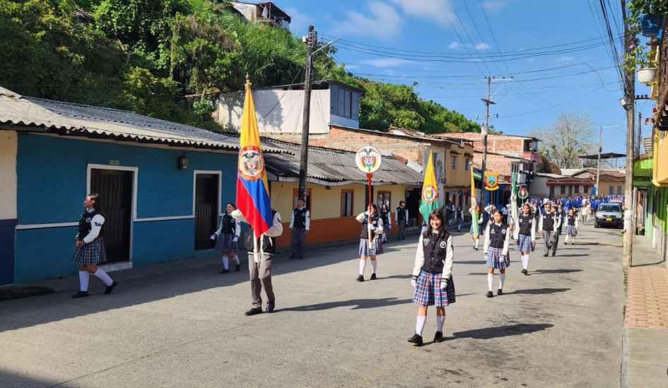 La comunidad desfiló con sus símbolos por las calles de Palestina.